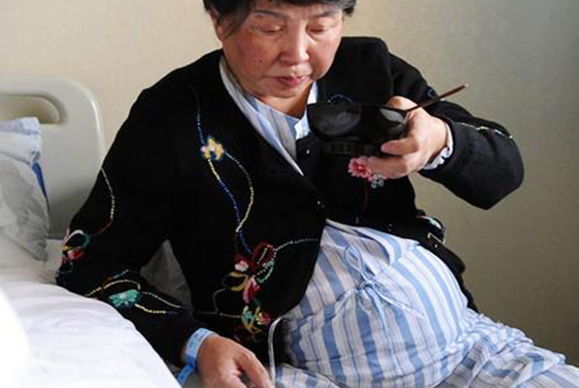 60岁老太生下双胞胎如今现状如何,60岁大妈冒死生下了双胞胎女儿