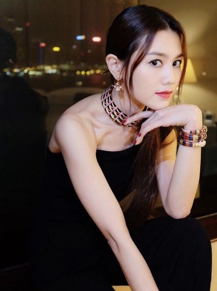 她一个戒指就1600000元，香港金像奖女星珠宝配饰图鉴，谁最耀眼