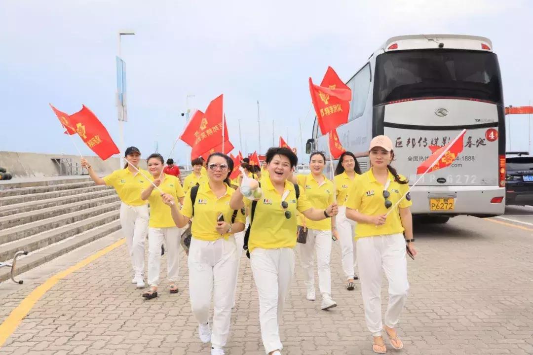 巨邦快乐集结号丨看见了，其中一艘游艇上，是我们的船长大舅哥