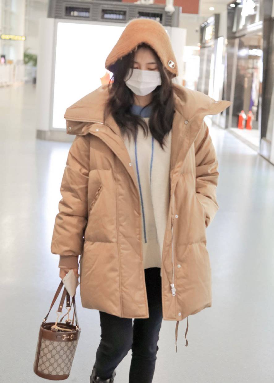 白鹿的冬季穿搭走的“乖乖女”路线，卡其色棉袄配紧身裤，很耐看