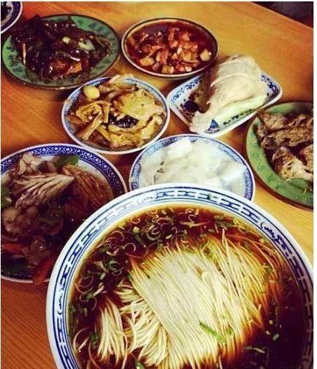 过年旅游最值得去的地方且人少,春节合适去哪游玩美食多
