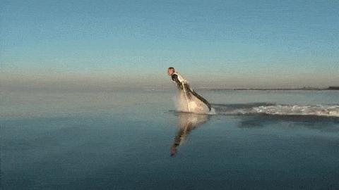 搞笑gif开心一刻不按常理出牌,搞笑gif趣图哥们别拍马屁很危险的