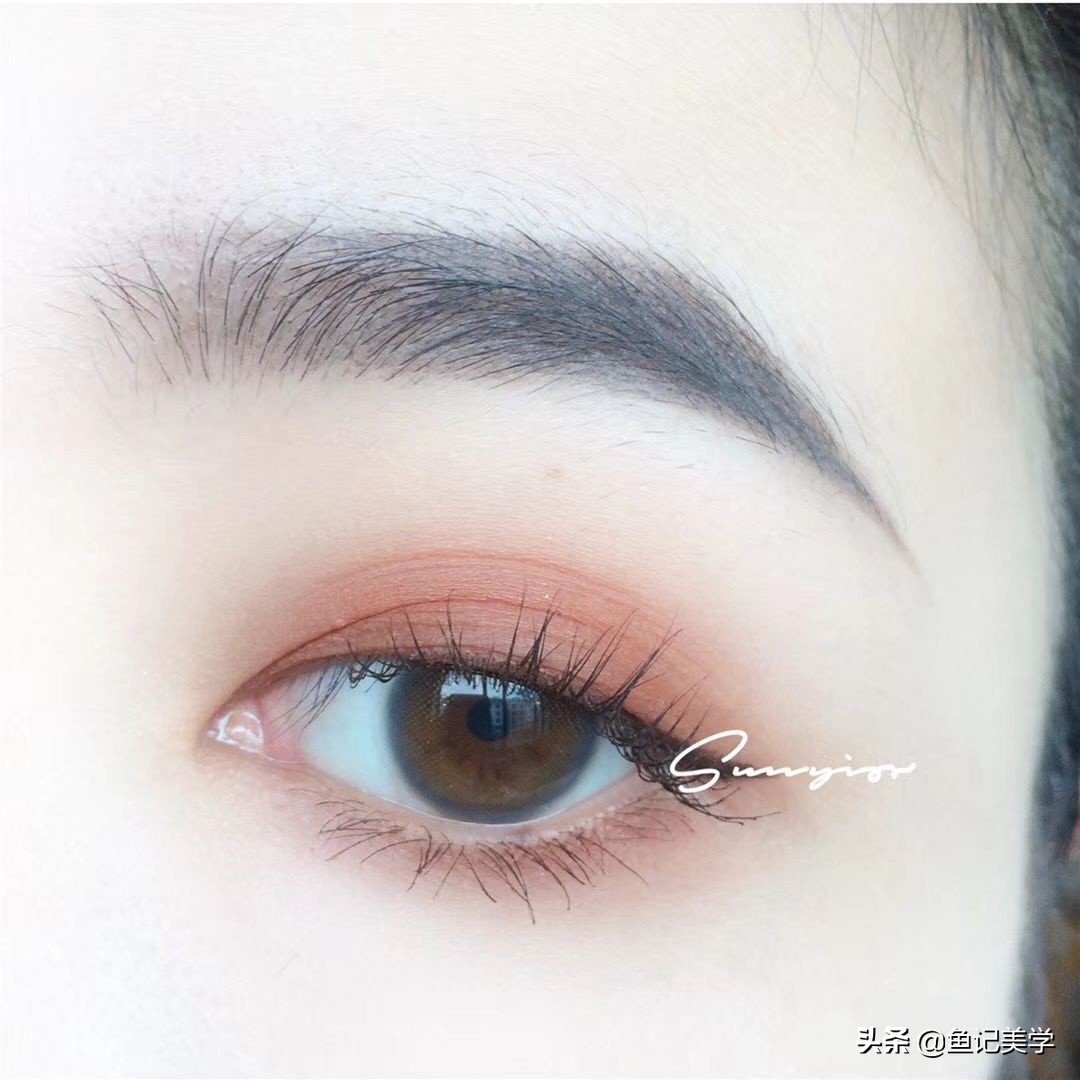 蓝眼珠子的妆容教程,粉红色眼珠子合适的妆容