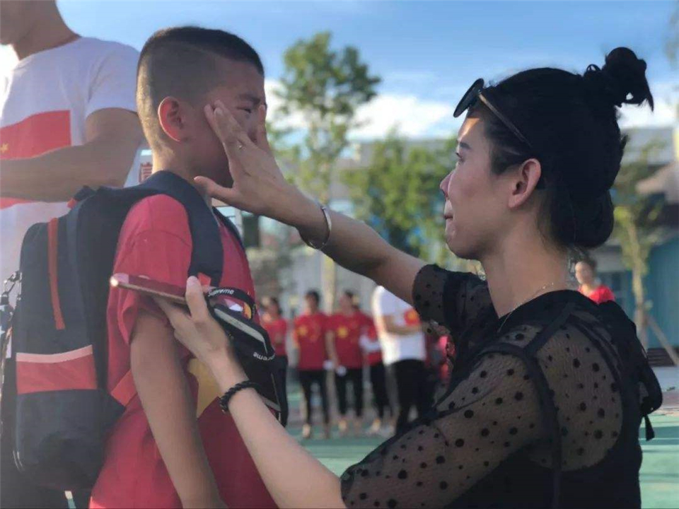 孩子哭着不想上幼儿园怎么教育,孩子哭闹不想上幼儿园还要继续吗