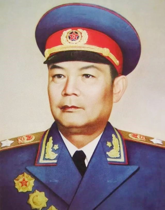 1949年是谁选定中南海，成为中央机关在北平的办公地点？