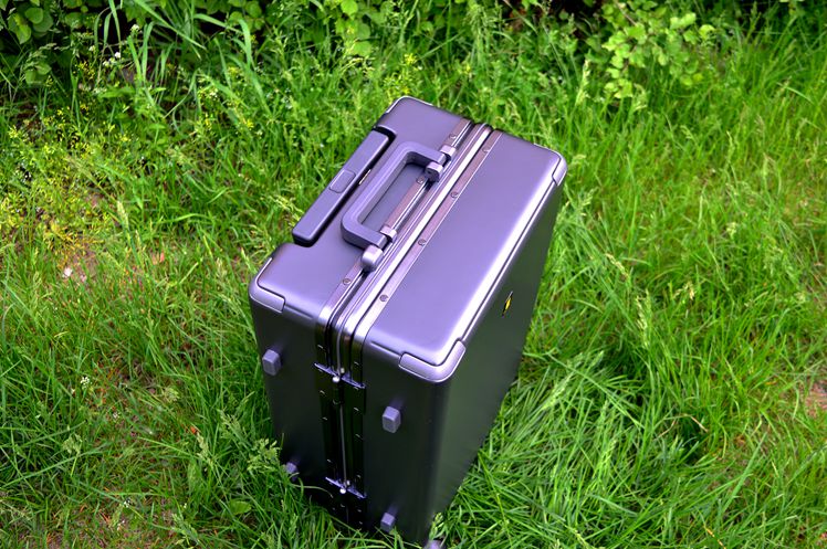 又要值乘了，放下背包拎起皮箱，地平线8号拉杆箱体验