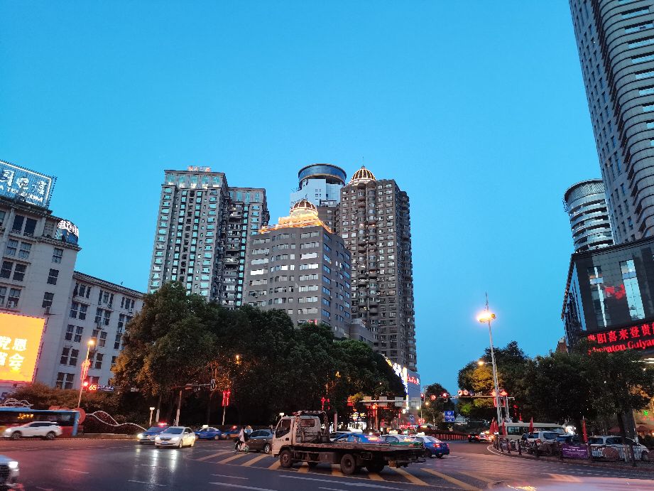 我躺在贵阳这灯火辉煌的彷徨中，也终将死在林城温暖的街道上