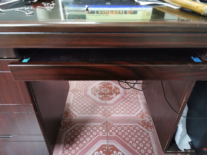 电脑桌抽屉滑轨怎么拆卸图解视频,电脑桌键盘抽屉滑轨坏了怎么办