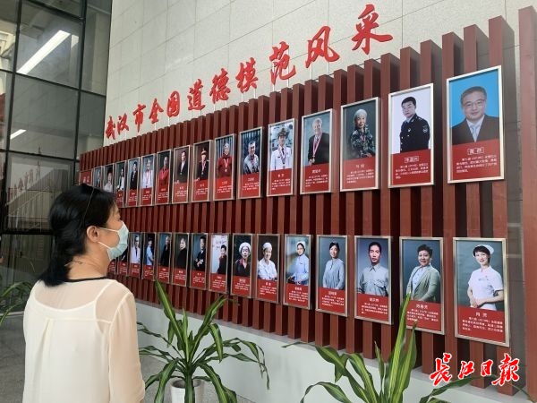 平凡英雄造就英雄,平凡英雄铸就告捷丰碑