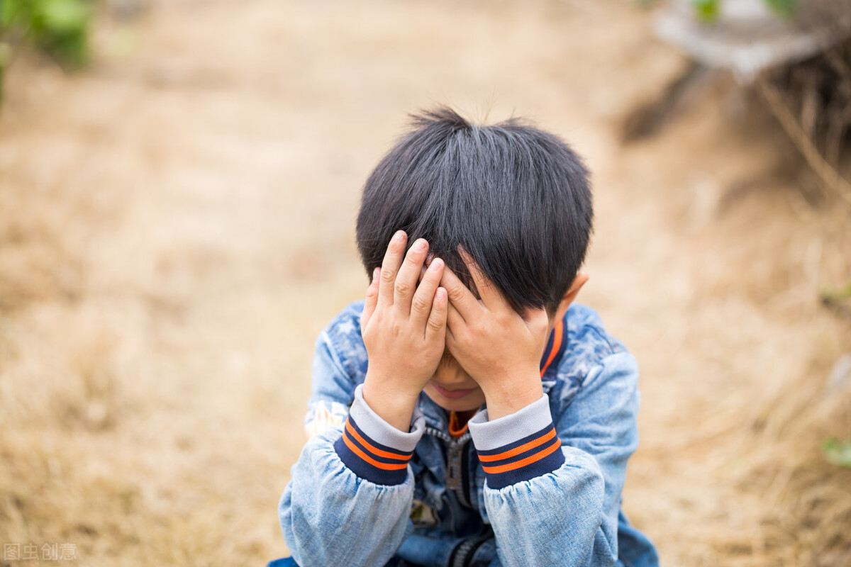 孩子被孤立了家长怎么帮助他,14岁男孩班里被孤立家长插手吗