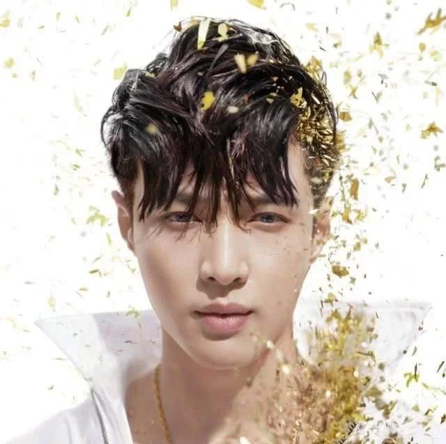 韩国男团戴美瞳真的太好看了！边伯贤、金泰亨谁更合适带美瞳呢？