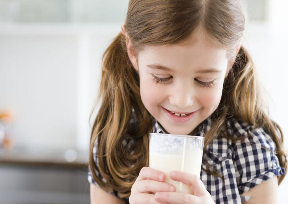 小孩喝的牛奶钙越多越好吗,儿童喝牛奶钙含量多少才达标