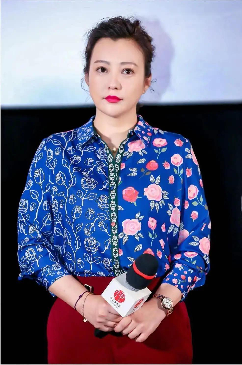 郝蕾这么美显示了她的自信,熟年郝蕾穿搭小香风