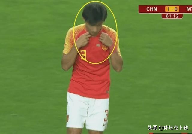 错怪中国球员！佩戴项链算什么，看看五大联赛球员，拿手机戴手表