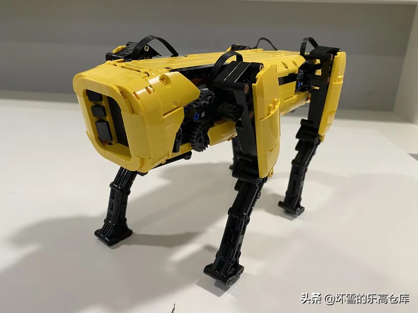 用乐高搭建机器狗，这种冷门题材是不是你的菜？