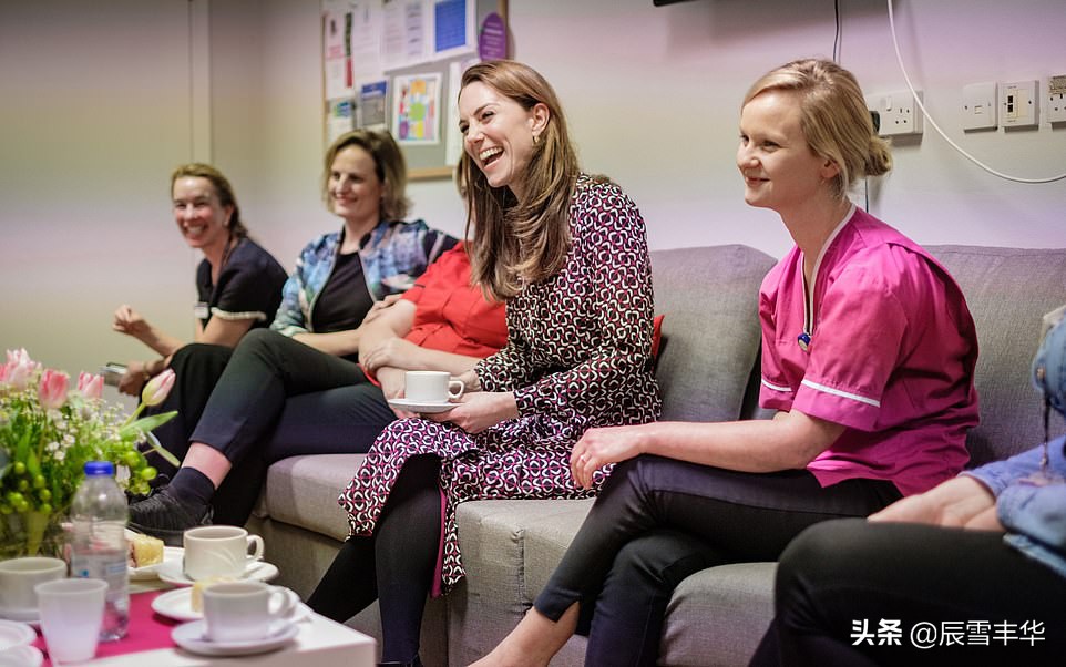 凯特王妃穿黄色连衣裙怀抱新生儿,凯特王妃穿衣小黑裙