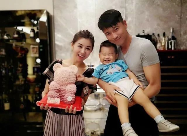 娱乐圈恩爱夫妻，被约定婚后不拍吻戏的李小萌王雷甜到了！