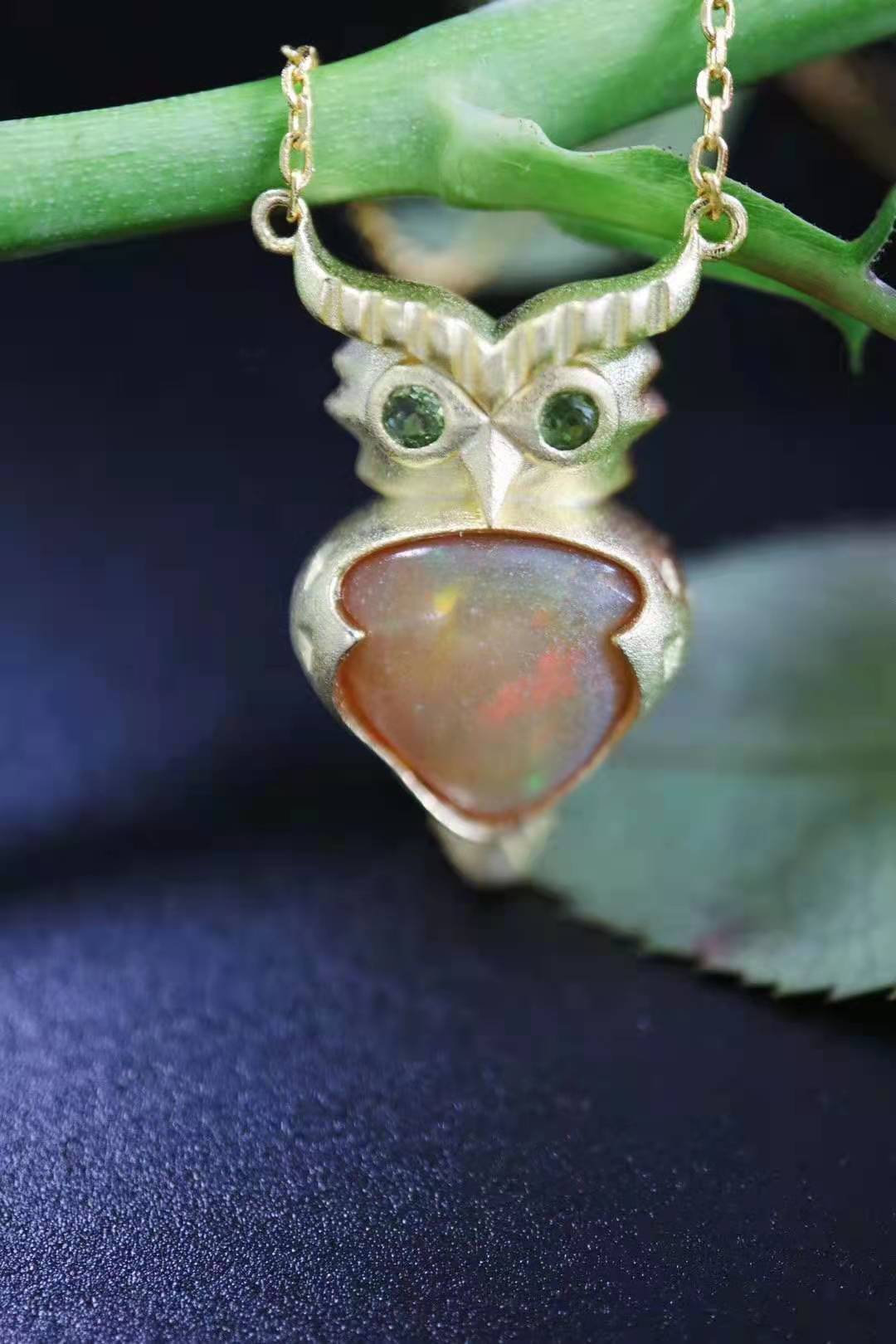 欧泊一种拥有世间所有颜色的宝石，要害还不贵