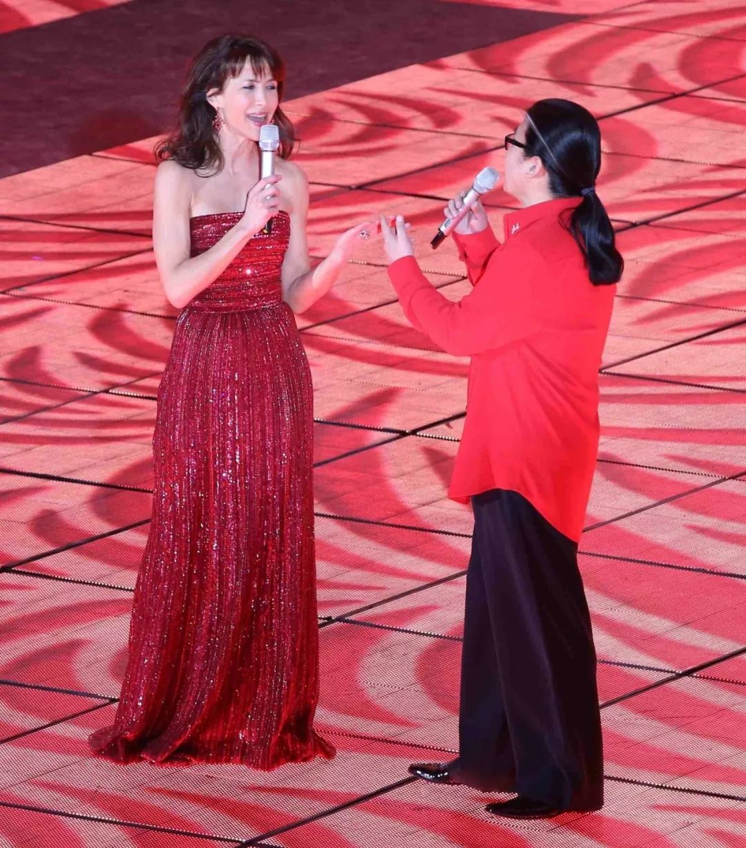 春晚时尚图鉴：热巴杨幂的红裙、王菲刷碗手套和董卿李思思的口红