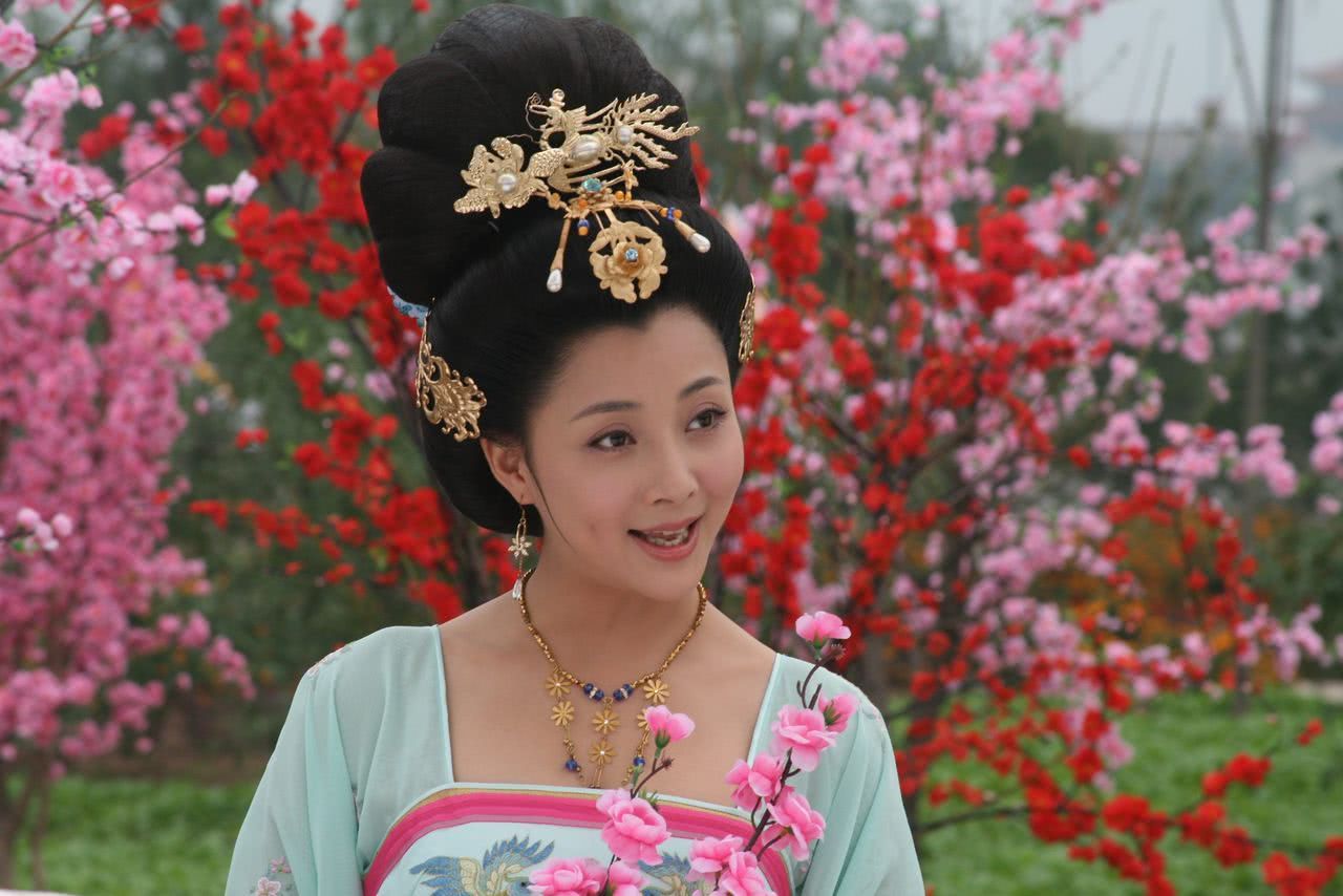 杨贵妃是被谁给杀死了的,杨贵妃被宠幸十一年没有子嗣