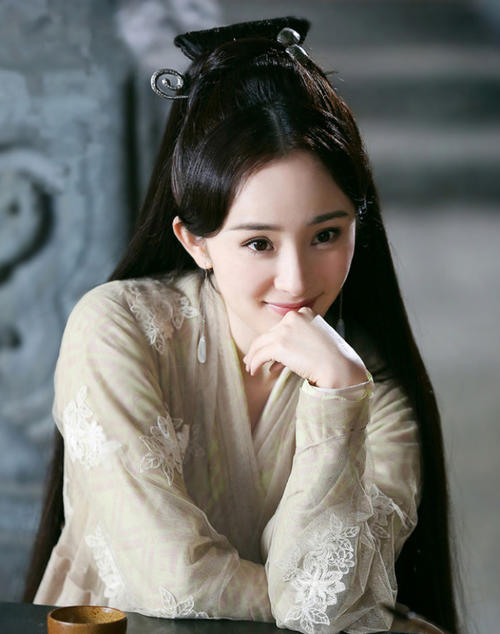 杨幂喝奶茶，这一操作很惊人！莫非怕被自己的脚臭熏到？