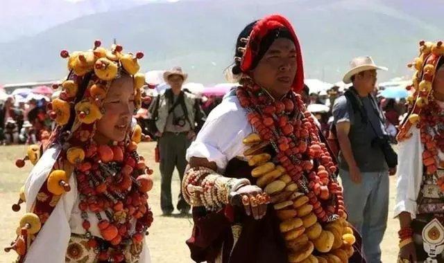 8个字概括一个人的特点,藏饰特点