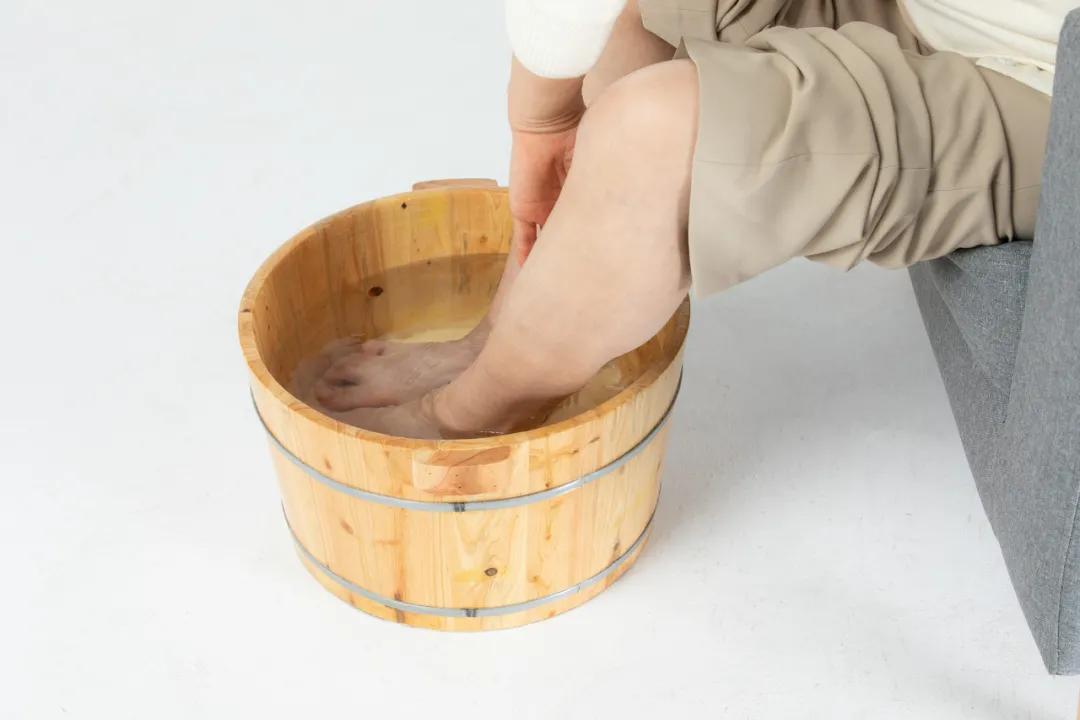 冬季泡脚排湿气最好方法,冬季花椒泡脚的功效与功能
