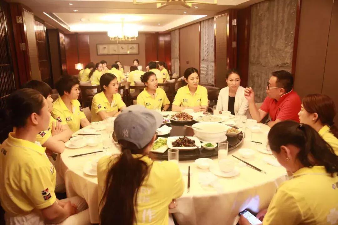 巨邦快乐集结号丨看见了，其中一艘游艇上，是我们的船长大舅哥