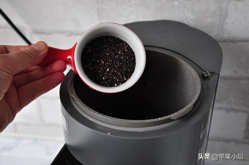香蕉加黑芝麻加牛奶的功效,香蕉胡萝卜黑芝麻蜂蜜牛奶能够吗