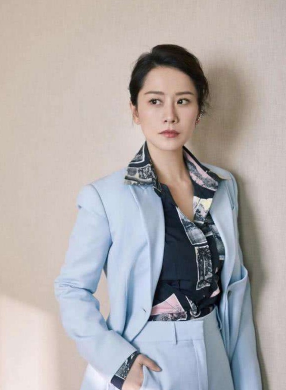 五十岁女人满头白发合适什么发型,30岁白发多不想染合适什么发型