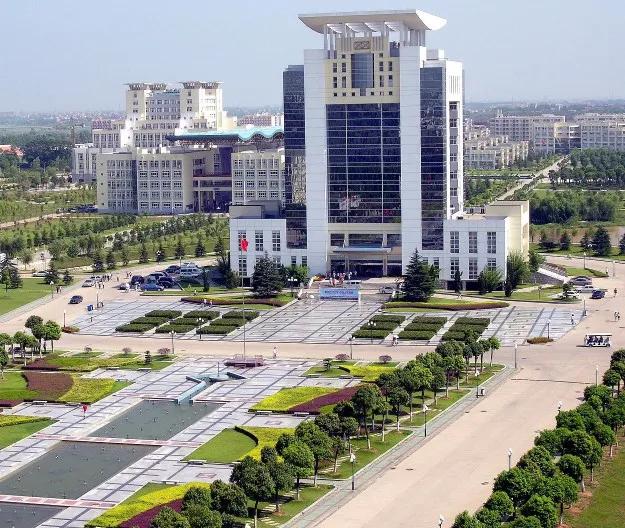 同样是市属大学！江汉大学和成都大学谁比较好？