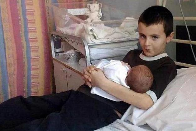 13岁喜当爹的英国男孩现状,13岁当爹的英国少年近况