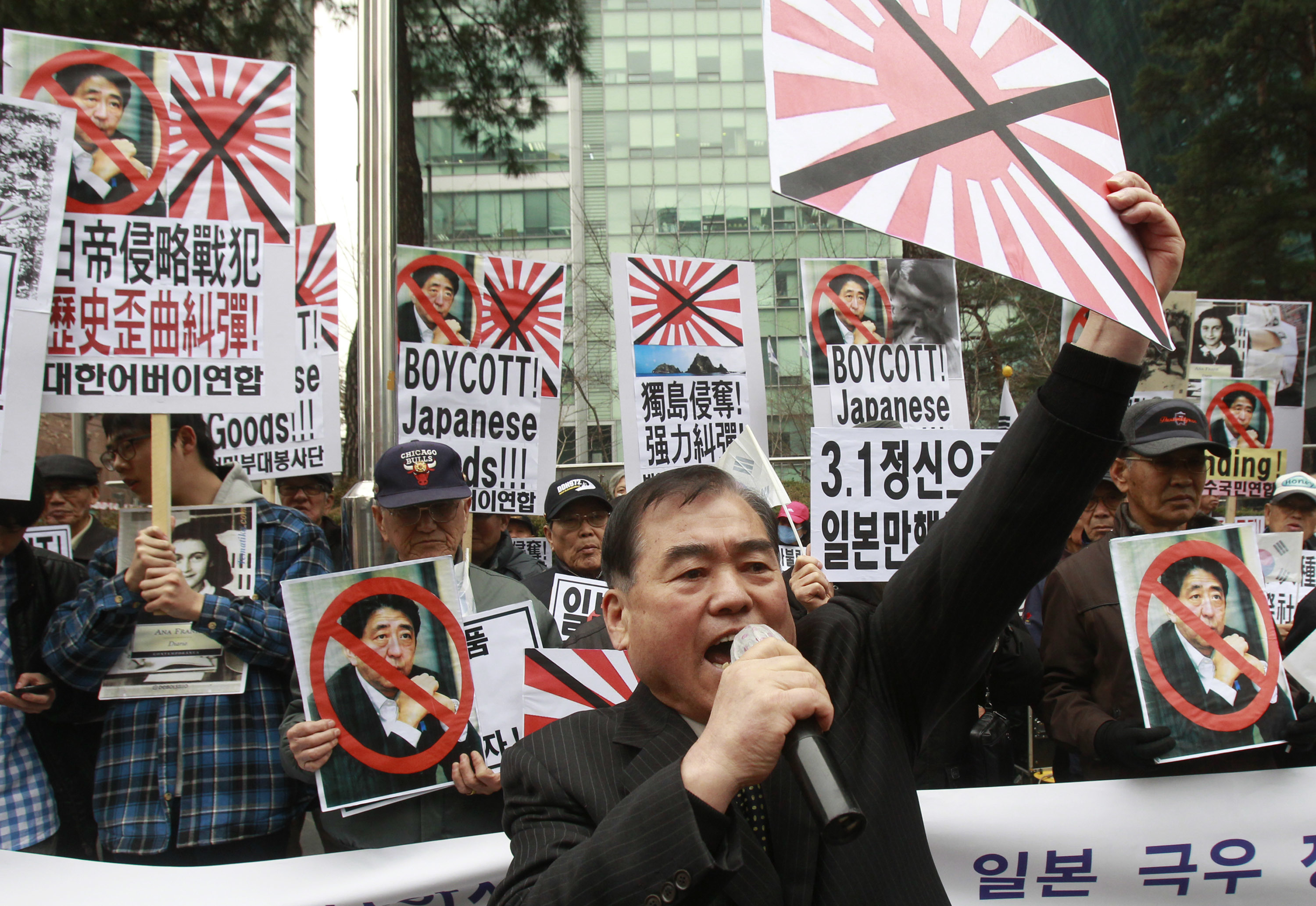*焚自**、砸车、换大米，为了*制抵**日货，韩国人真是“拼”