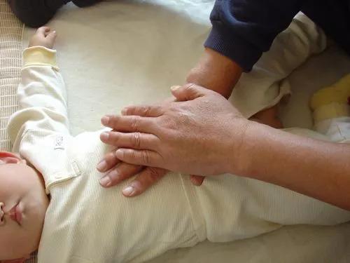 宝宝肚子疼要怎么揉缓解,宝宝肚子疼好了又疼