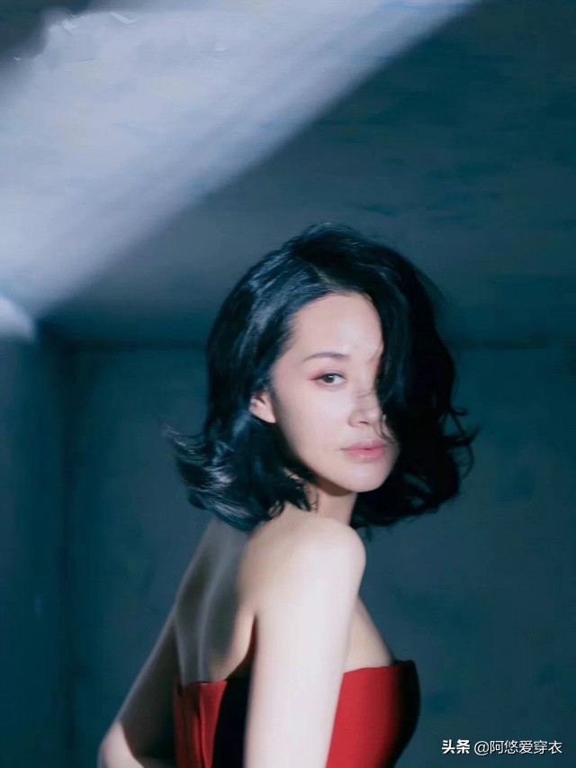 锡纸烫40岁至50岁的减龄短发发型,中年短发50至60岁女人洋气发型