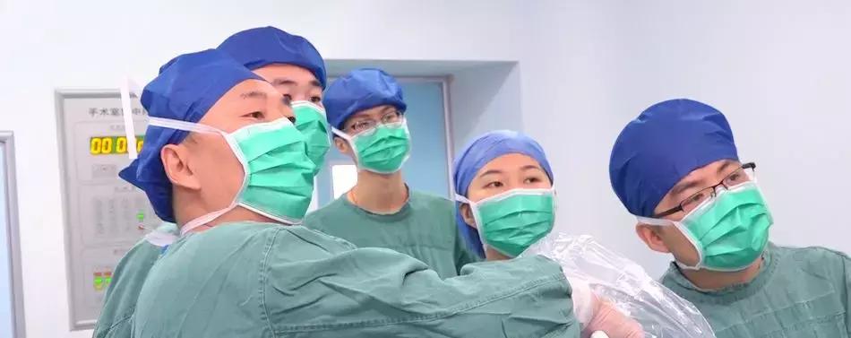 在医学空白处尽情挥洒的胃肠外科行家｜记郑大一附院胃肠外科主任医师王国俊博士