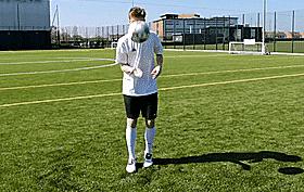 初学者足球颠球教学视频,单脚足球颠球教学初学者