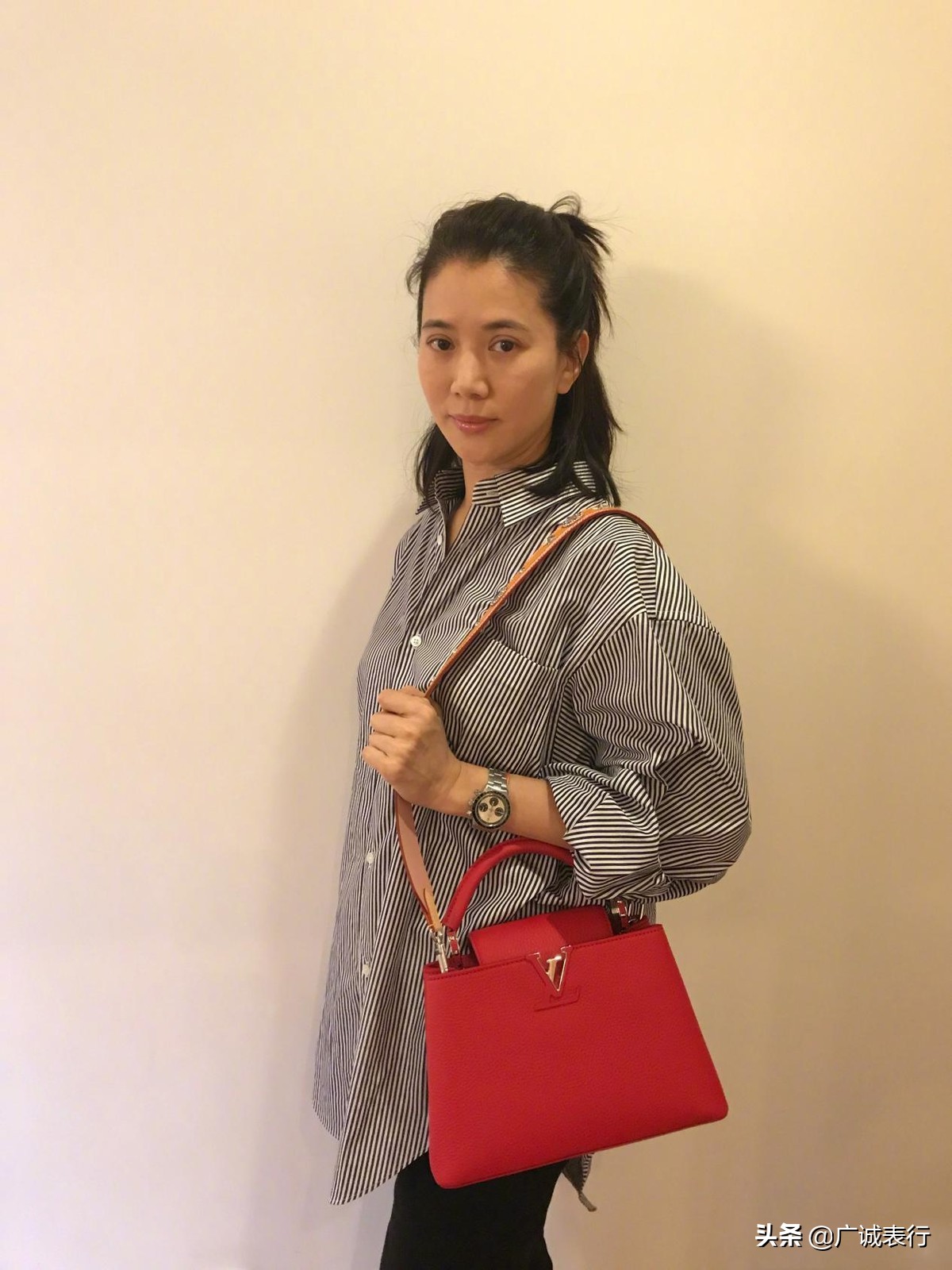 香港女星袁咏仪视频,袁咏仪时尚芭莎佩戴的手机表