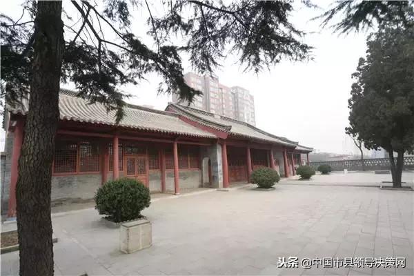 河北名人名企文学院行家学者深泽采风助力老区发展郝小学