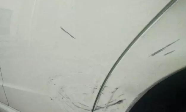 黄点渗入车漆怎么去除,车漆上密密麻麻的黄点