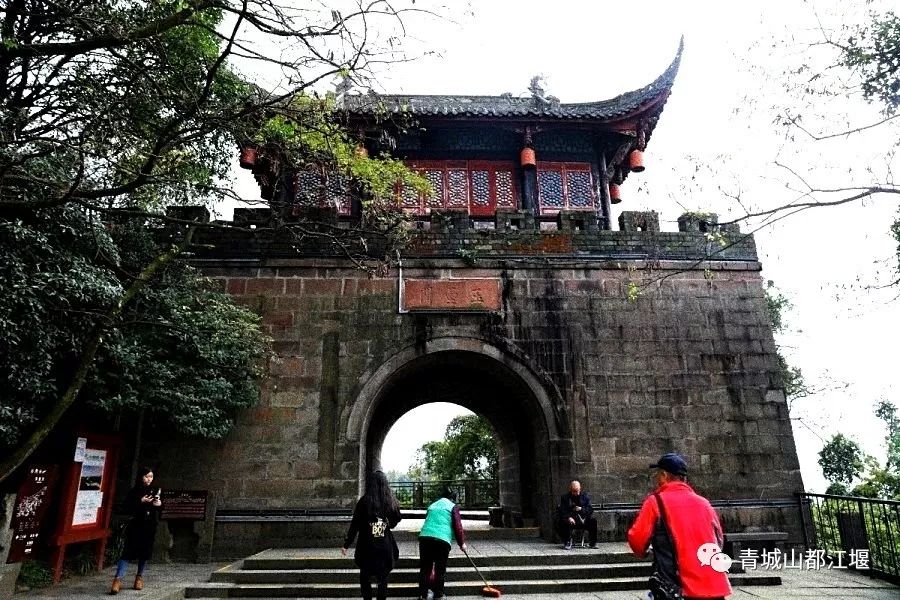 坐上公交去旅行！跟着这条101路线，带你玩遍大半个都江堰～一站一景，吃喝玩乐一网打尽！