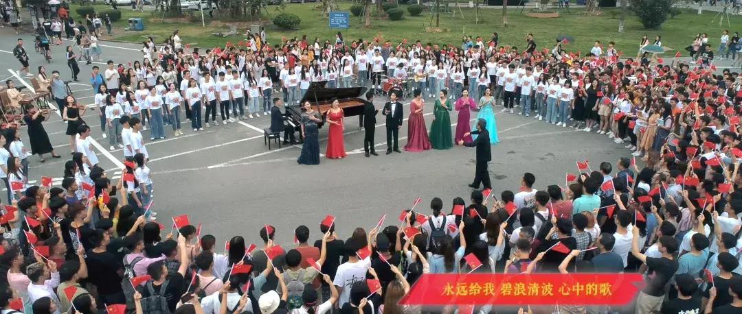 拍个快闪都是爱你的形状！2000多人在金湾以歌示爱录MV为她过生日