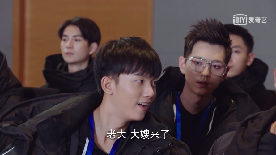 李现勾勾手完全版,李现采访暗示有女友了吗