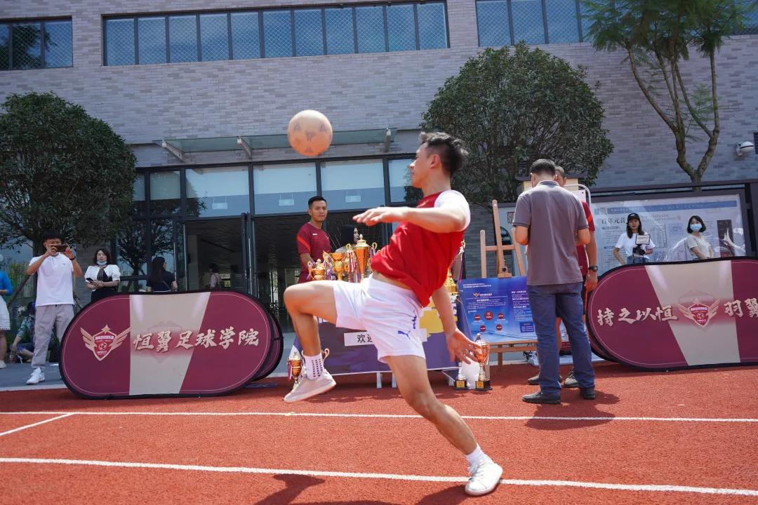近百个摊摊摆进学校，校长家长都来了