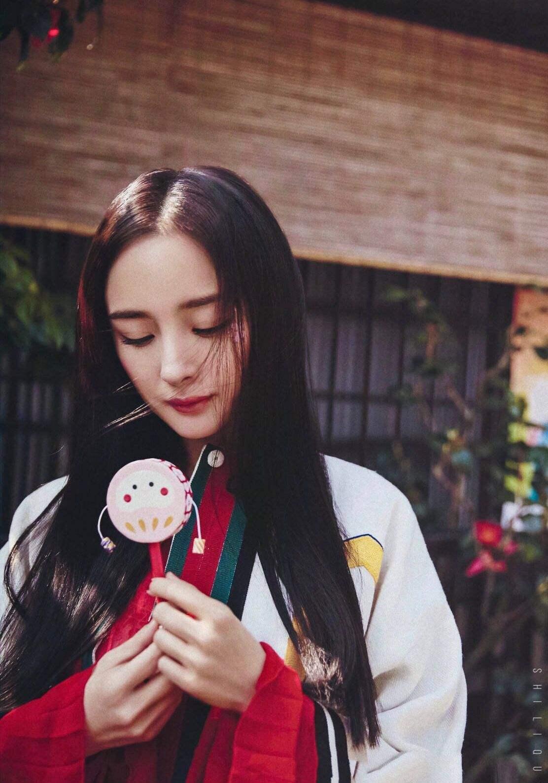 大额头女40岁合适烫什么发型,合适四十岁女人发量少的减龄发型