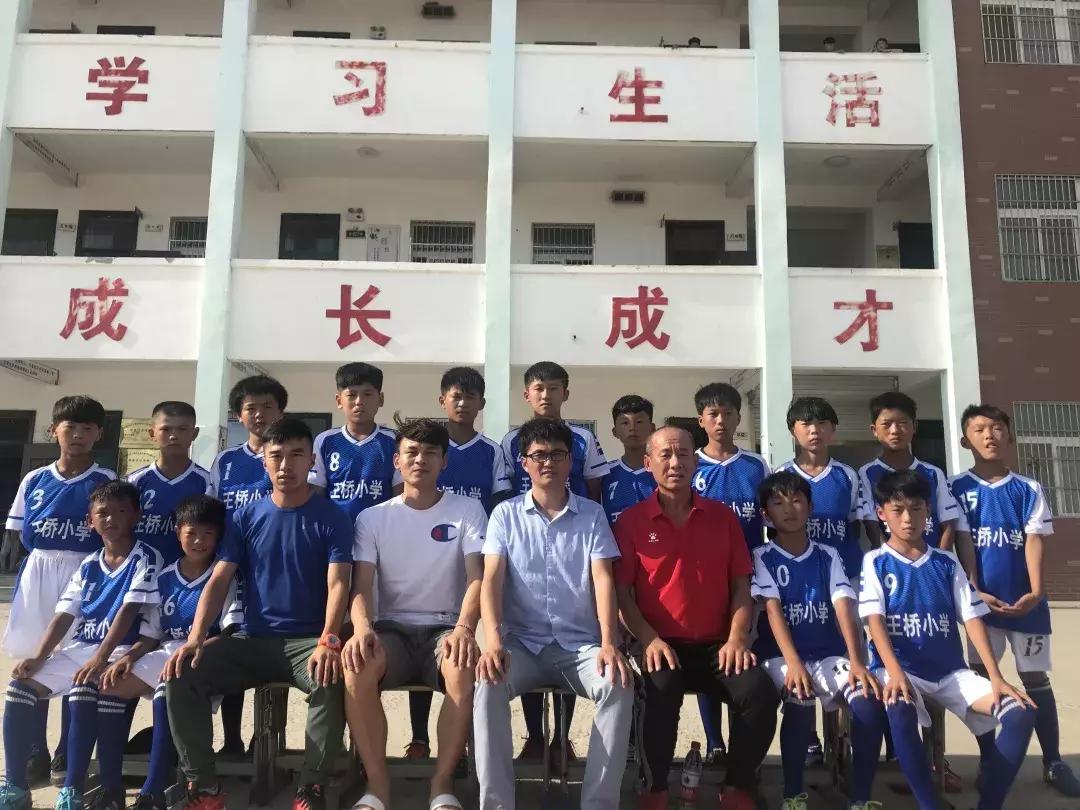 绿茵场上洒青春--安徽阜阳颍上县候昌奇老师教书育人事迹介绍