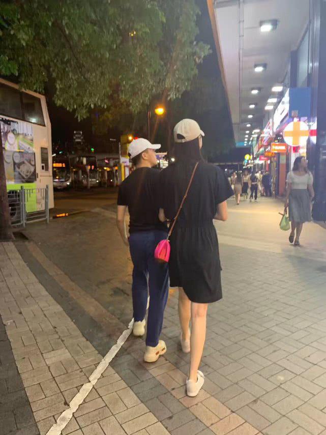 何猷君奚梦瑶一起走红毯 (何猷君给奚梦瑶穿鞋)