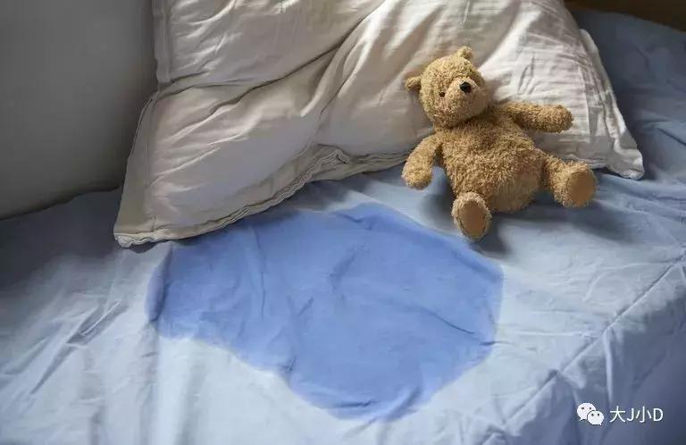 晚上孩子自主起来尿尿,孩子突然尿床怎么缓解尴尬