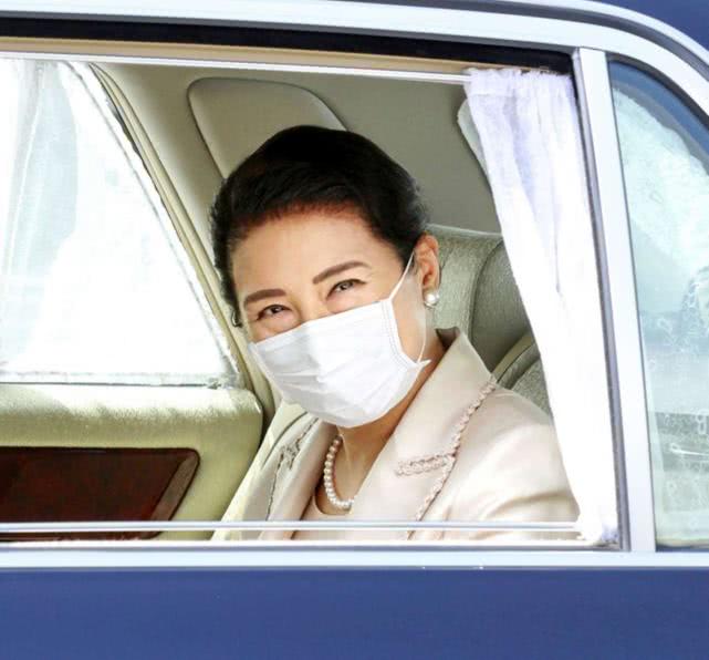 56岁雅子皇后穿杏色套装亮相，珍珠项链贵气，接管皇室养蚕事宜