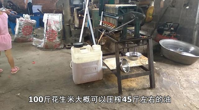行家说农村自榨花生油不能吃，小伙公开榨油过程，行家不说话了